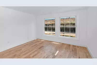 227 N Railroad Avenue, Babylon, NY 11702 - Photo 11