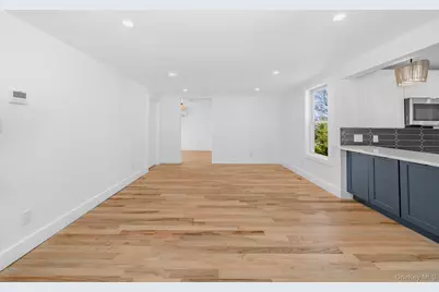227 N Railroad Avenue, Babylon, NY 11702 - Photo 9