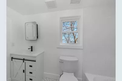 227 N Railroad Avenue, Babylon, NY 11702 - Photo 23