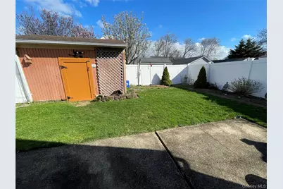 70 E Neptune Avenue, Lindenhurst, NY 11757 - Photo 27