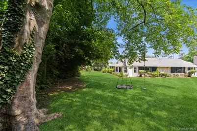 2 Foxwood Road, Great Neck, NY 11024 - Photo 5