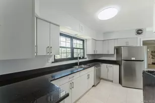 2 Foxwood Rd, Great Neck, NY 11024 - Photo 17