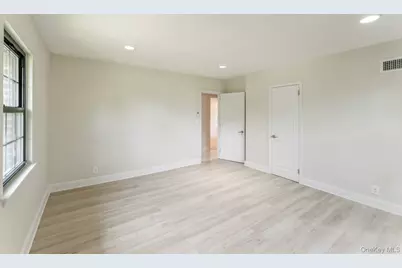 2 Foxwood Road, Great Neck, NY 11024 - Photo 13