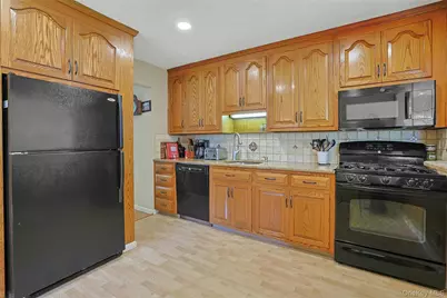 21 Kreuz Drive, West Nyack, NY 10994 - Photo 9