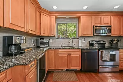 365 Old Mamaroneck Road, White Plains, NY 10605 - Photo 11
