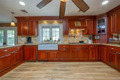302 Laurel Road, Pearl River, NY 10965 - Photo 9