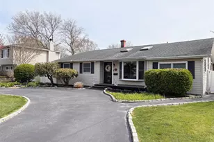 212 Matthews Rd, Oakdale, NY 11769 - Photo 3