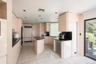 25 Princeton Dr, Syosset, NY 11791 - Photo 9