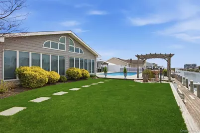 21 Shore Drive W, Copiague, NY 11726 - Photo 5