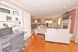 32 Lagoon Pl, East Islip, NY 11730 - Photo 9