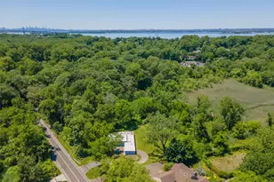 107 Wildwood Rd, Great Neck, NY 11024 - Photo 13