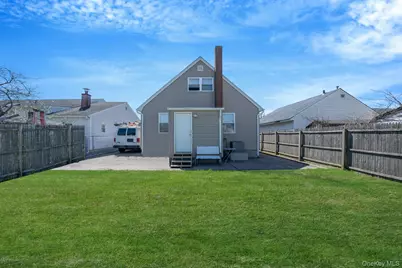 82 E Seacrest Avenue, Lindenhurst, NY 11757 - Photo 23
