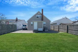 82 E Seacrest Ave, Lindenhurst, NY 11757 - Photo 23