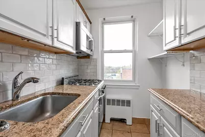 275 Maple Avenue #D6, Rockville Centre, NY 11570 - Photo 7