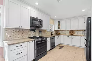 18 Calico Tree Ln, Coram, NY 11727 - Photo 9