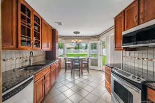 310 Southwood Cir, Syosset, NY 11791 - Photo 15