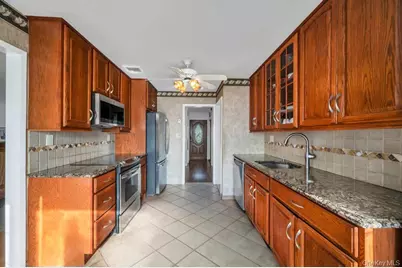 310 Southwood Circle, Syosset, NY 11791 - Photo 17