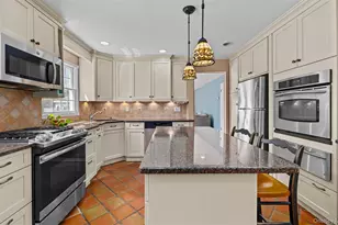 10 Carolee Ct, West Islip, NY 11795 - Photo 17