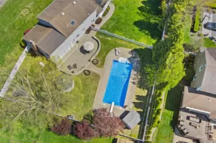 10 Carolee Ct, West Islip, NY 11795 - Photo 3