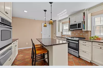 10 Carolee Court, West Islip, NY 11795 - Photo 15