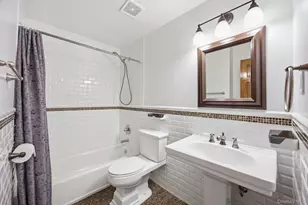 69-33 Little Neck Pkwy, Glen Oaks, NY 11004 - Photo 15
