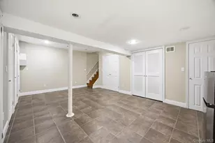 69-33 Little Neck Pkwy, Glen Oaks, NY 11004 - Photo 33