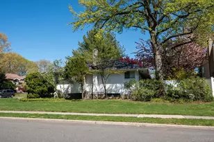 39 Deer Path Ln, Syosset, NY 11791 - Photo 5