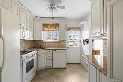 83 Town House Drive, Massapequa Park, NY 11762 - Photo 9