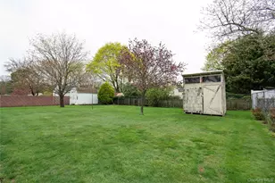 39 Narragansett Ave, Medford, NY 11763 - Photo 23