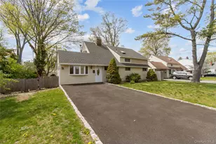 28 Apollo Ln, Hicksville, NY 11801 - Photo 3