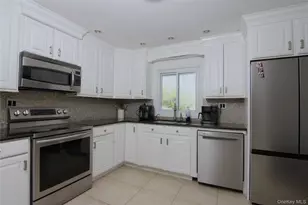 8 Croydon Ave, Ronkonkoma, NY 11779 - Photo 3