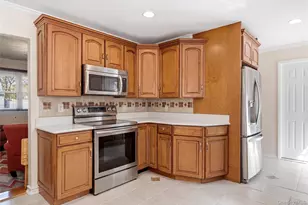 39 Fallen Leaf Rd, Holbrook, NY 11741 - Photo 9