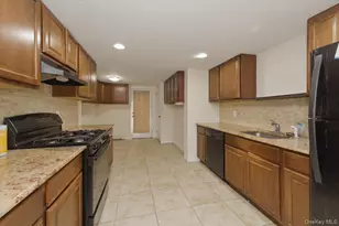 20 Cambridge Ave, Melville, NY 11747 - Photo 9