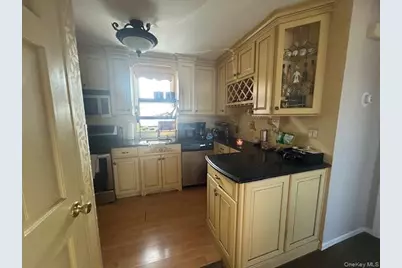 40 South Bayles Avenue #Upper, Port Washington, NY 11050 - Photo 3
