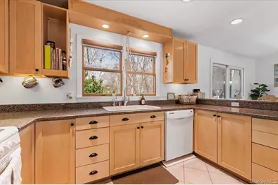 26 Bittersweet Avenue, Hampton Bays, NY 11946 - Photo 11