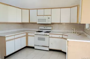 23 Roundtop Rd, Yonkers, NY 10710 - Photo 5