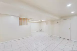 418 Old Courthouse Rd, Manhasset Hills, NY 11040 - Photo 33