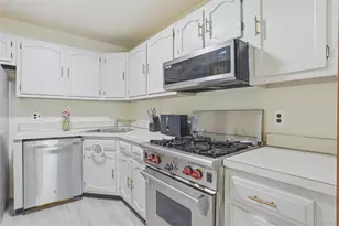 198 Doxbury Ln, Suffern, NY 10901 - Photo 3