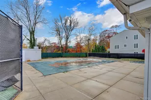 241-70 Oak Park Dr, Little Neck, NY 11362 - Photo 17