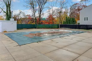 241-70 Oak Park Dr, Little Neck, NY 11362 - Photo 17