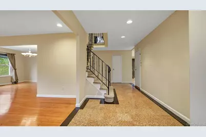 47 Carriage Road, Roslyn, NY 11576 - Photo 5