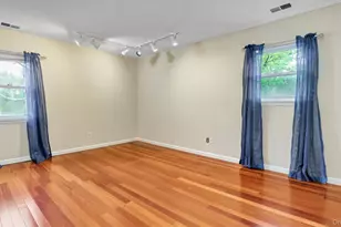 47 Carriage Rd, Roslyn, NY 11576 - Photo 23
