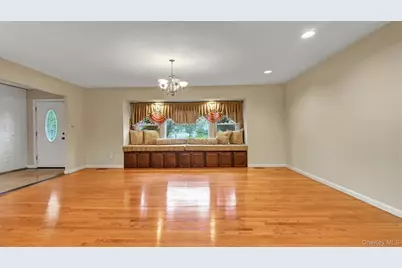 47 Carriage Road, Roslyn, NY 11576 - Photo 7