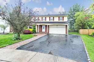 47 Carriage Rd, Roslyn, NY 11576 - Photo 3