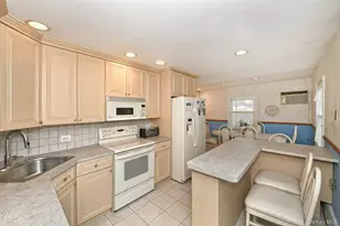 203 Saddle Ln, Levittown, NY 11756 - Photo 17