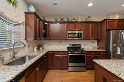 156 Stoneleigh Drive, Riverhead, NY 11901 - Photo 11