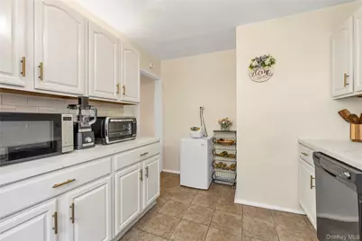 21974 75th Avenue #224B2, Oakland Gardens, NY 11364 - Photo 3