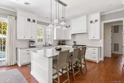 152 Plymouth Court, Manhasset, NY 11030 - Photo 7