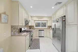 31 Edgemere Dr, Searingtown, NY 11507 - Photo 9