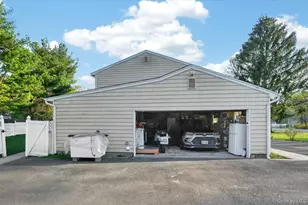 2 Vanderbilt Pkwy, Dix Hills, NY 11746 - Photo 39